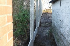 Réalisation d'une cloture avec des plaques en béton