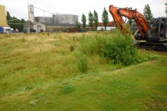 Réalisation des fondations d'un hangar et préparation de la couche de fond